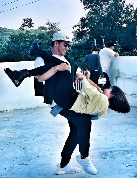 赵奕欢|赵奕欢跑步机上与男子热舞,穿紧身衣显性感