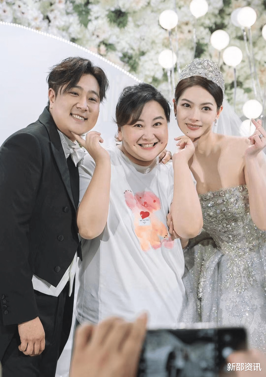 贾玲|31岁喜剧演员大婚众星祝贺！老板贾玲热泪盈眶，德云社演员也现身