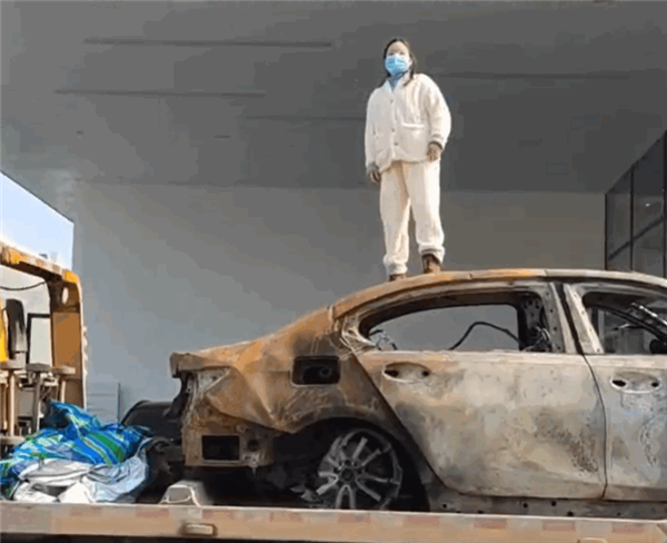 宝马新车自燃成空壳，女车主拖到4S店维权