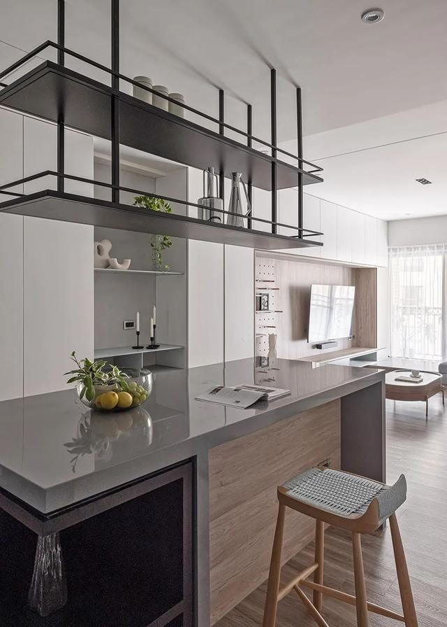 在客厅做L型地台和大柜子有多爽?看完她家,我实名羡慕了