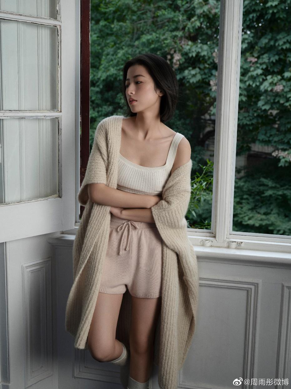 周雨彤拆完头套后的发型，头上顶着龙卷风，炸毛还是挡不住美貌