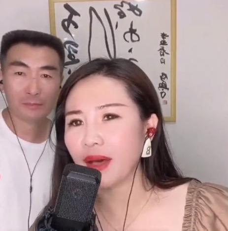 李玉成|李玉成净身出户后，开始培养弟弟、妹妹当网红，将模仿赵本山收徒