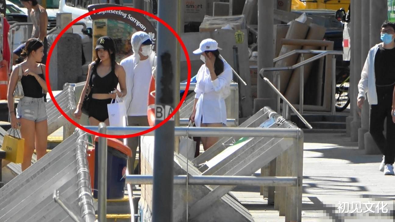 周星驰|周星驰私人行程曝光，与朋友光顾高档日料店，身上外套穿了好多年