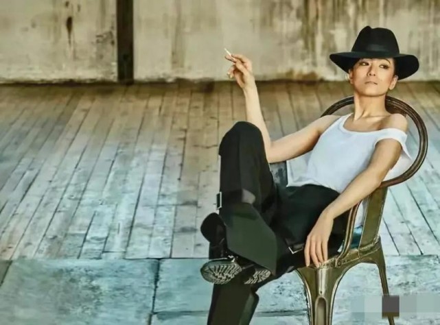 巩俐|56岁巩俐瘦到认不出！穿修身衣撑不起来，短发造型撞脸张艺谋