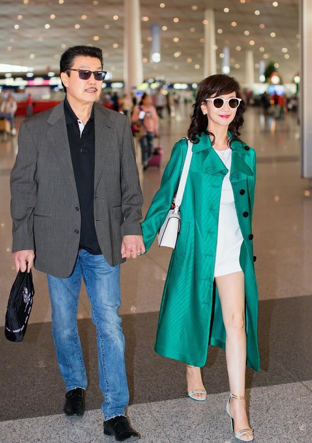 赵雅芝|68岁赵雅芝不惧38度高温跑步，打扮精致穿10厘米高跟鞋仍步伐稳健