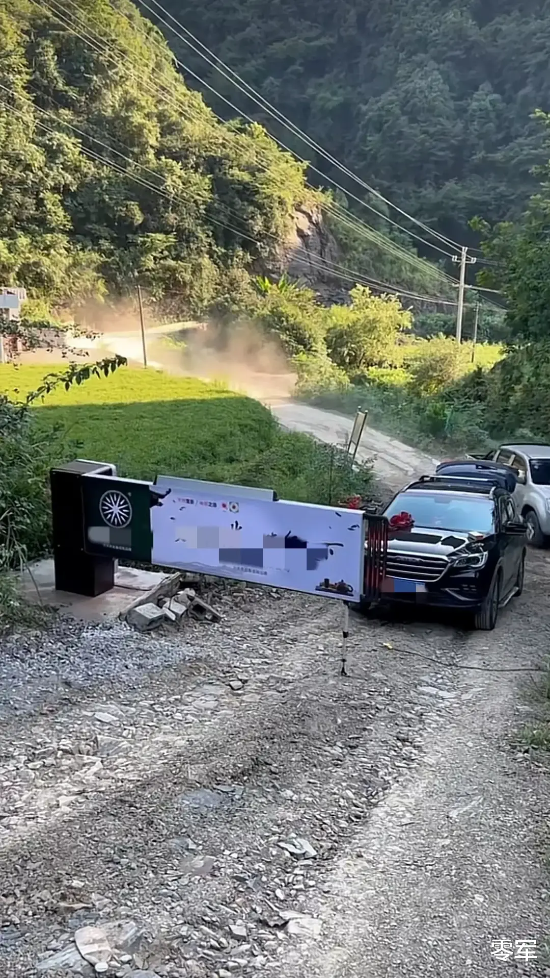 网红打卡地的必经之路成佛坡道的闸机安装成功了!