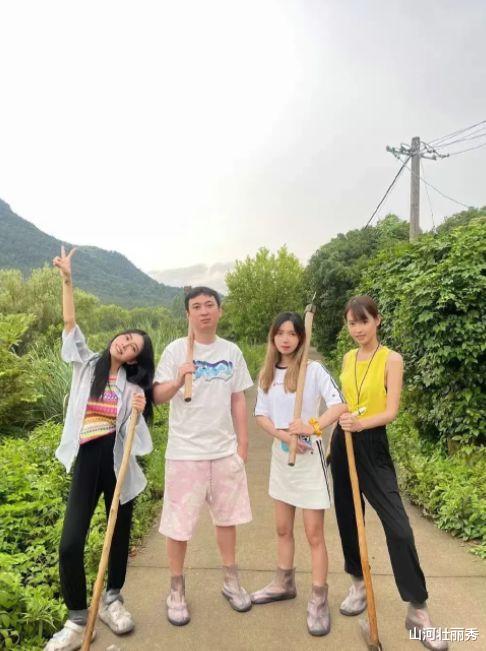 王思聪|王思聪领3美女下乡干活,直接把锄头扛肩上,表情冷漠略显发福