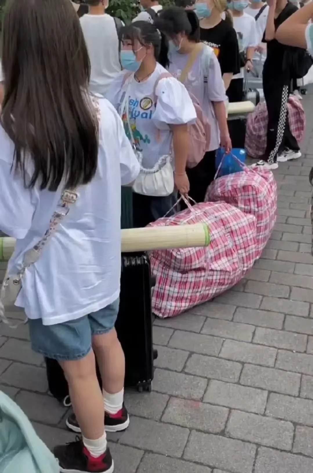 女孩|17岁女孩仅找到一个暑假工,但工厂却停止招聘,网友:痛苦又无助