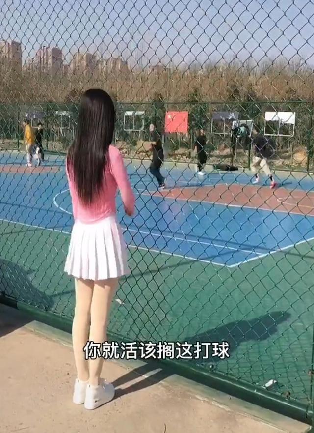 女子遭父母催婚,跑到篮球场边推销自己,网友:这真是高手
