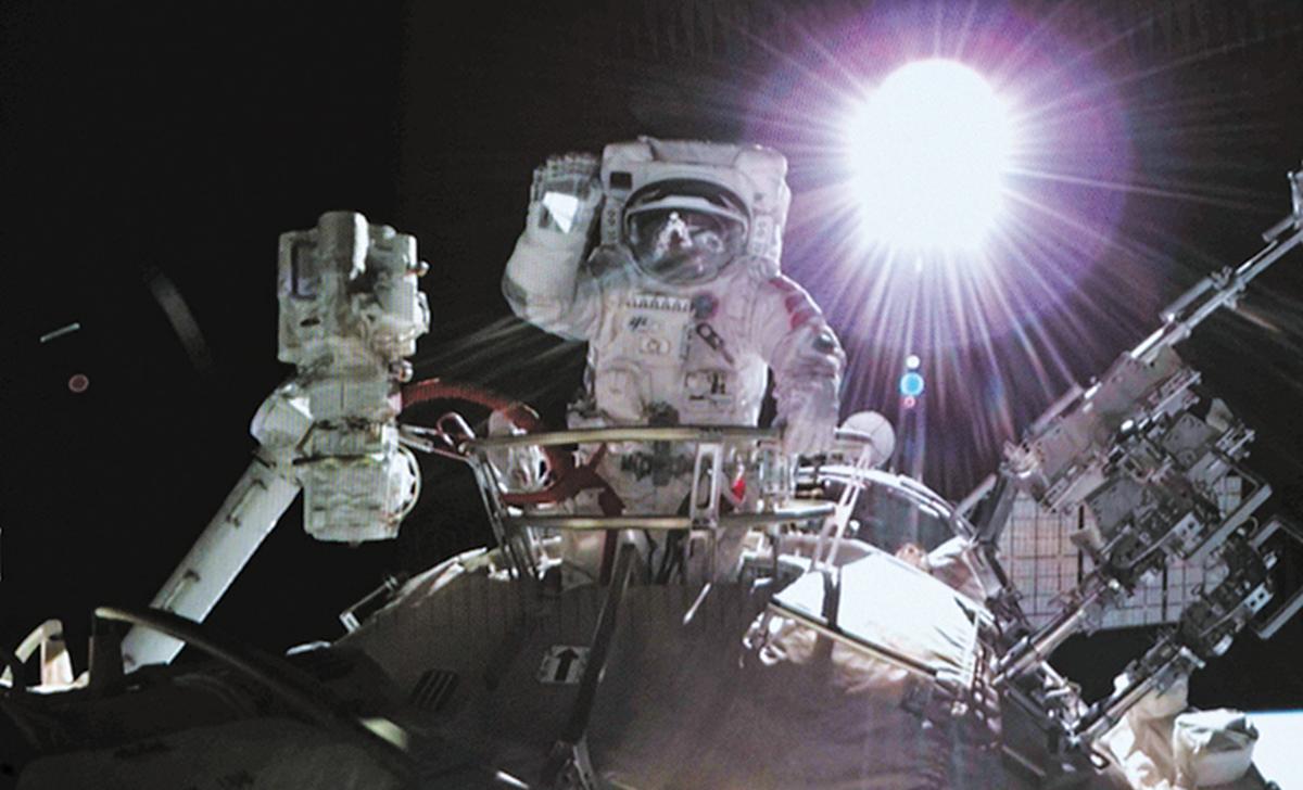 大家被NASA“骗”了?神舟十三号宇航员出舱后,暴露太空原本面貌