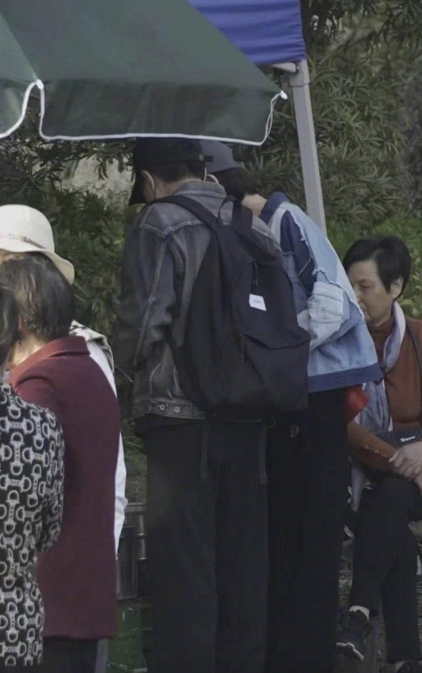 刘恺威|刘恺威与女友外出游玩,俩人穿情侣装好般配,女方身材高挑气质佳,不输杨幂