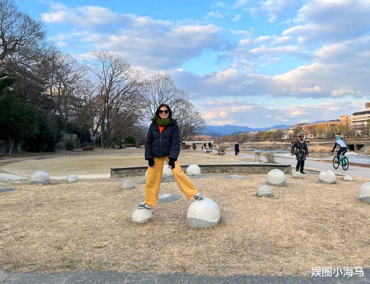 钟楚红|62岁钟楚红晒游玩照，喝咖啡逛公园，容貌与年轻时相差太大