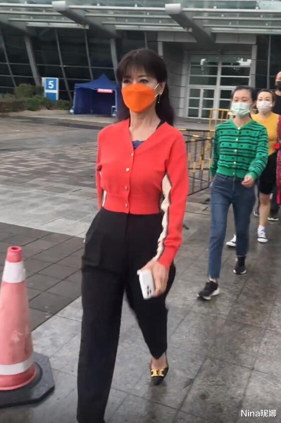 穿衣搭配|“不老女神”赵雅芝排队做核酸，被吐槽像走秀偶像包袱重，穿衣一本正经太端着