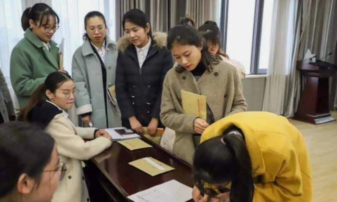 女孩|专科女孩不满求职被拒，晒出简历寻安慰，岂料评论区竟满是嘲讽