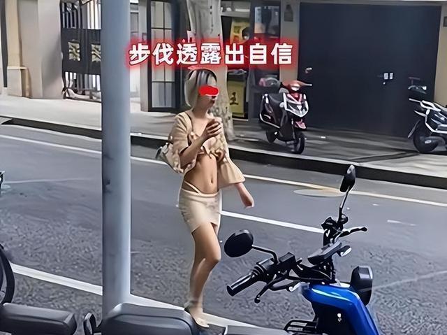 回顾事件：女子自信穿着出门，腰间缠绕两条绳子，懒得理路人的异样眼光