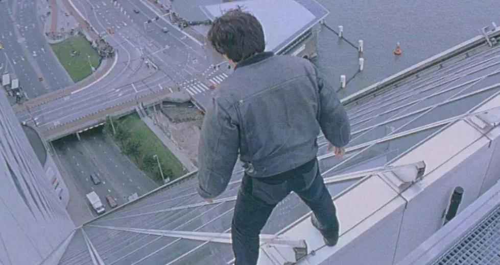 我是谁|成龙《我是谁》票房3800w，输给周星驰，但21层高楼一跳世界闻名