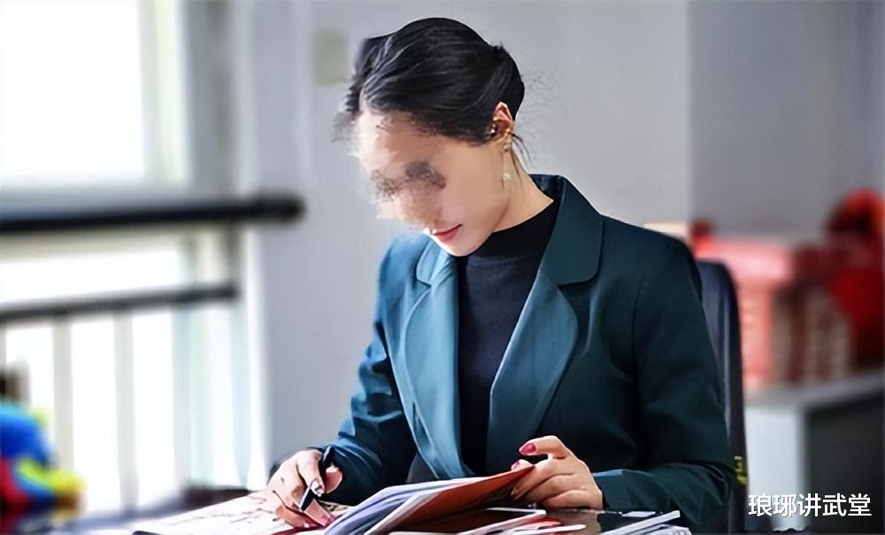 女老板与男员工车内偷欢,因未拉手刹后滑,双双奔赴黄泉。