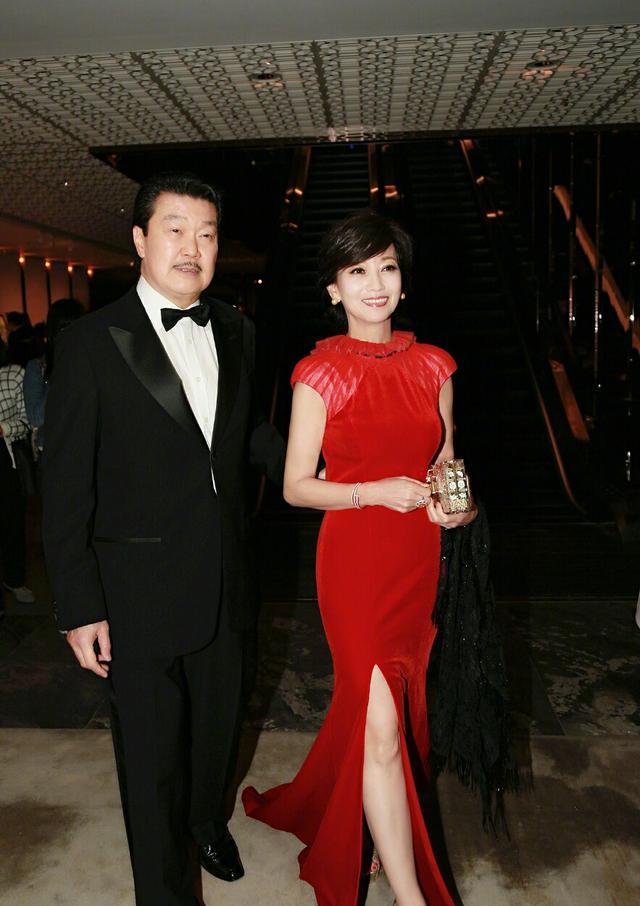 赵雅芝|68岁赵雅芝不惧38度高温跑步，打扮精致穿10厘米高跟鞋仍步伐稳健