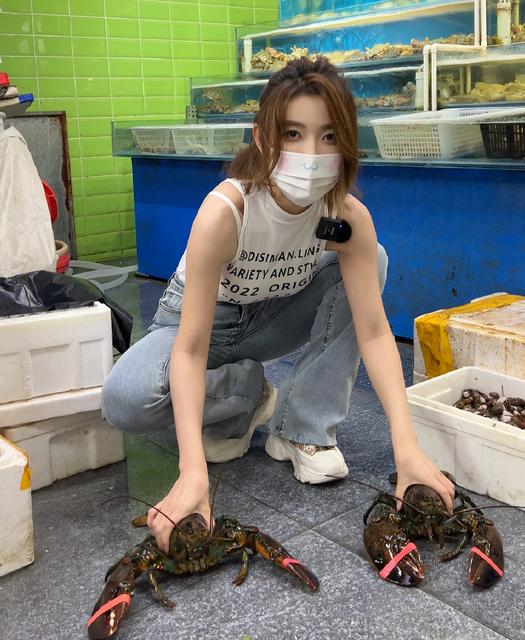 |网红聂小雨化身“小厨娘”,撅屁股做饭引争议,网友:真做作