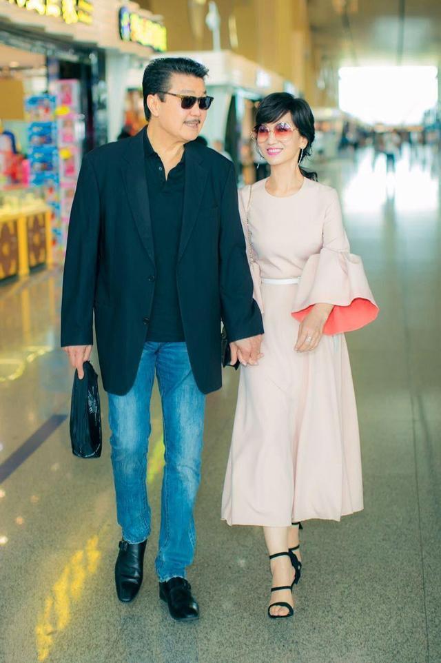 赵雅芝|68岁赵雅芝不惧38度高温跑步，打扮精致穿10厘米高跟鞋仍步伐稳健