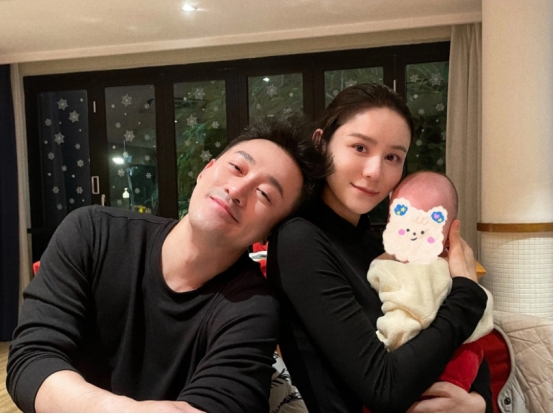 林峰|林峯携娇妻忙聚餐，与女友人贴身合影，却被质疑亲密接触有些不妥