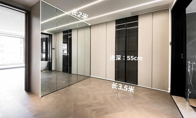 “小黑屋”衣帽间，连拆3堵墙装玻璃砖，完工变大，至少亮了2倍！