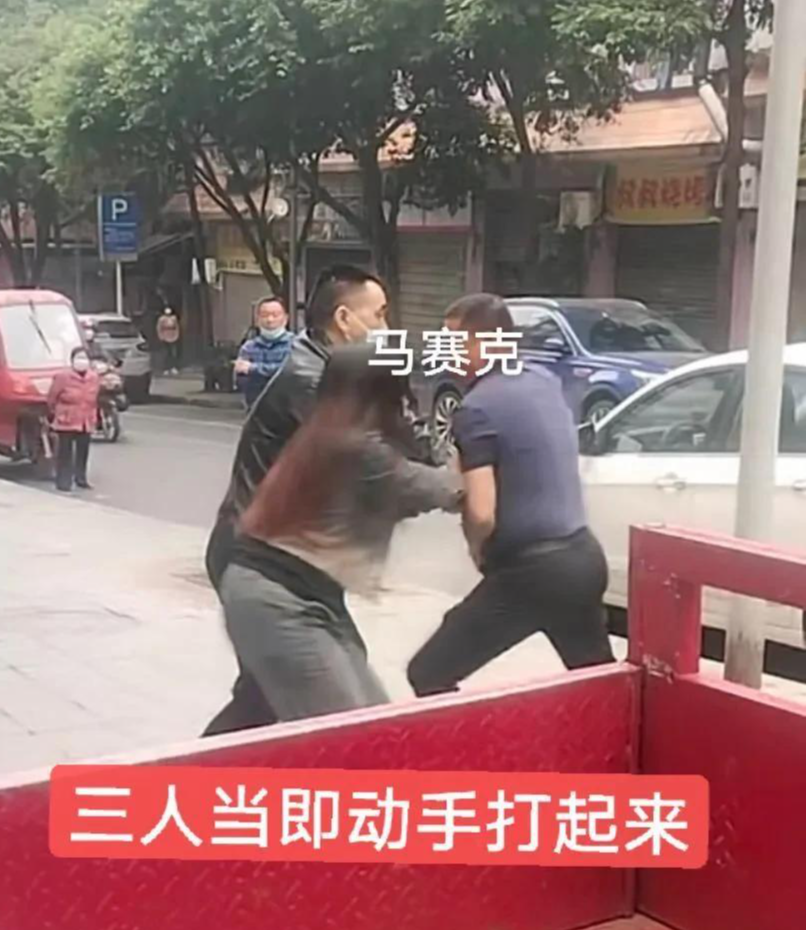 又绿了:男子在干活,撞见老婆跟陌生男人逛街