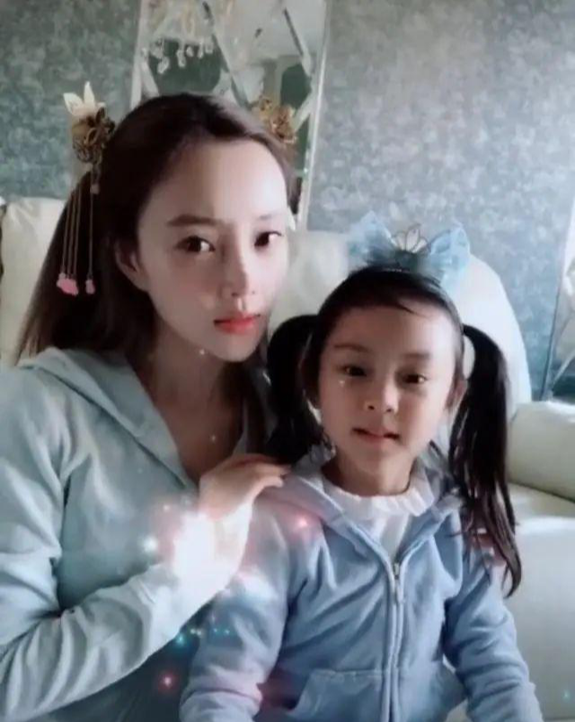 李小璐|李小璐与贾乃亮一同穿情路装现身疑似复合？知情人称其女儿遇到心理问题