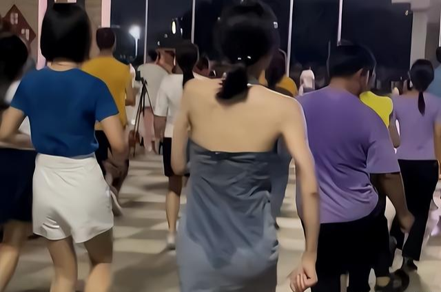 20岁年轻女子跳广场舞,大汗淋漓引他人围观,裙子都打湿了
