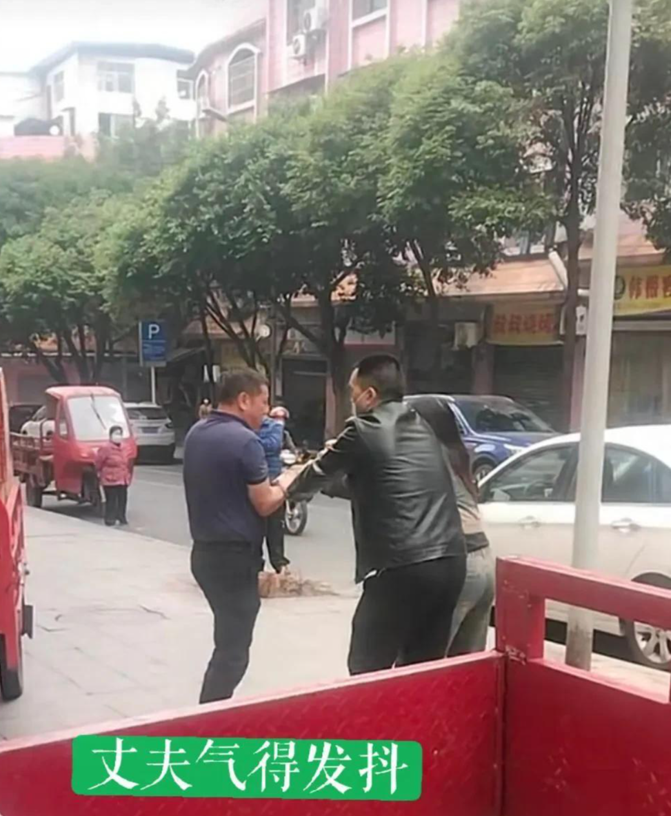又绿了:男子在干活,撞见老婆跟陌生男人逛街