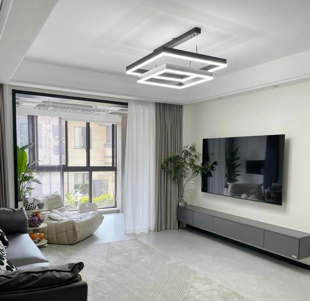 客厅没做电视背景墙，有4种补救方法，找到合适的就能改造了