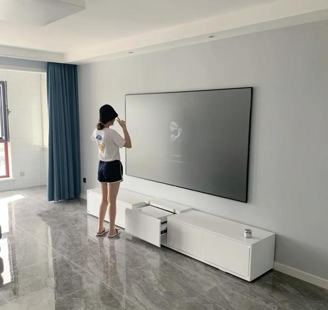 客厅没做电视背景墙，有4种补救方法，找到合适的就能改造了