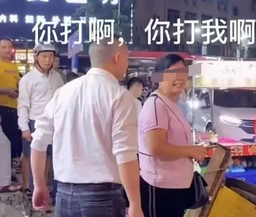 广州一男子买水果被缺斤少两,摊主:不服你打我啊!结局大快人心!