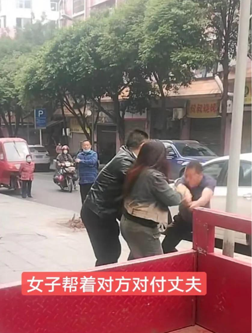 又绿了:男子在干活,撞见老婆跟陌生男人逛街