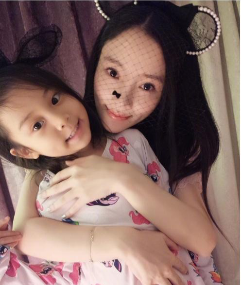 李小璐|李小璐与贾乃亮一同穿情路装现身疑似复合？知情人称其女儿遇到心理问题