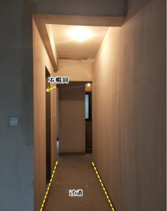 “小黑屋”衣帽间，连拆3堵墙装玻璃砖，完工变大，至少亮了2倍！