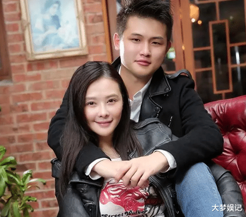 萧淑慎|萧淑慎结婚5年迎木婚,嫩老公幸福笑:表现良好被续聘