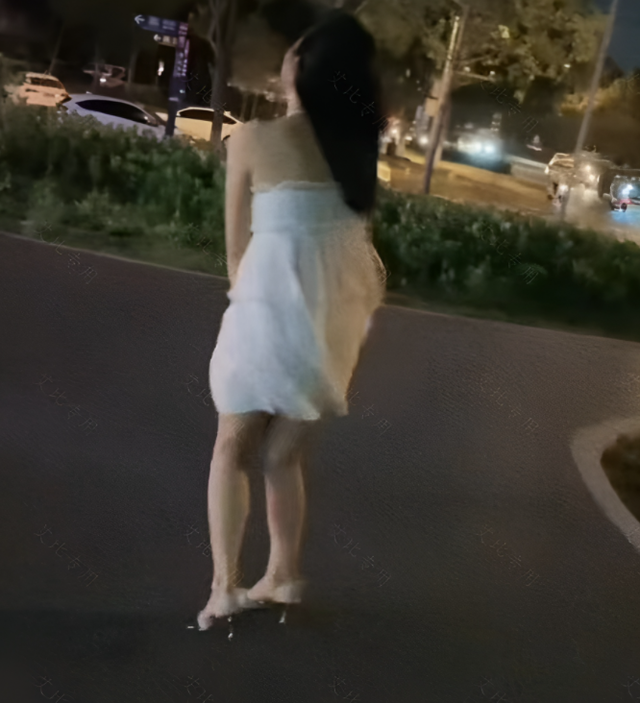 “这风不正经!”美女穿吊带裙去相亲,不料突然刮起一阵风