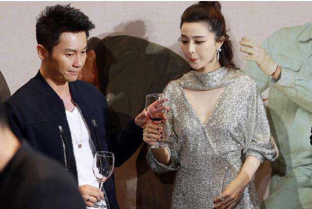 李晨|44岁李晨与富婆合影流出！吃大餐亲密拍照，女方比冰冰稍逊颜色