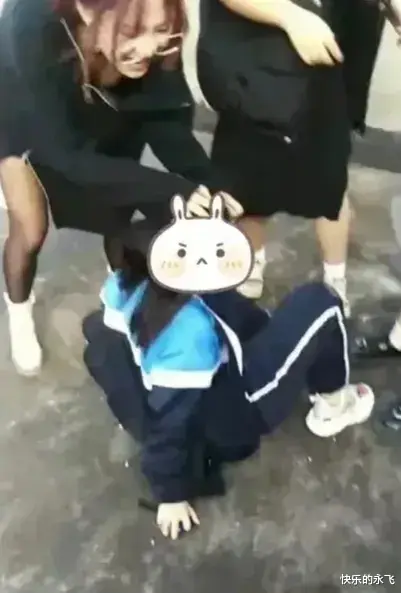 四川绵阳几名女子殴打女生,身穿裙子和丝袜,并叫嚣报警没用