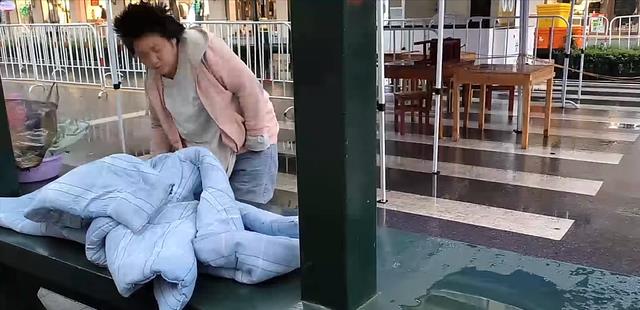 女子露宿零下几度的街头,不要钱不说话,居于一方天地悠然自得