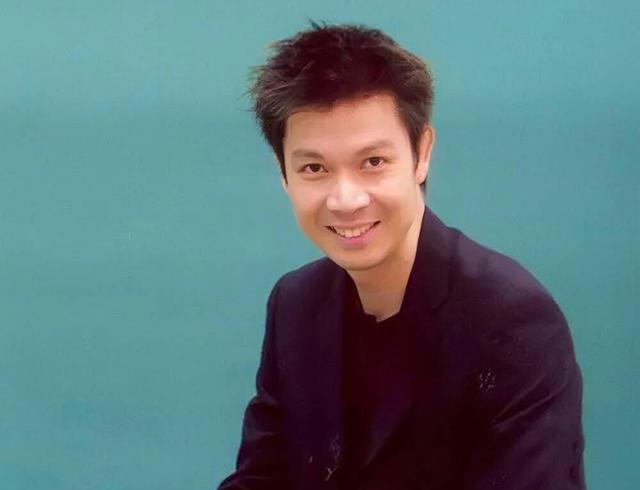 香港知名男星梁荣忠罕露面!与陶大宇合体颁奖,满头灰白发惹热议