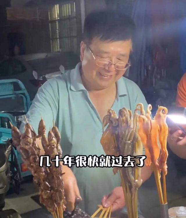 气质天花板! 陕西73岁工程师大叔摆摊卖鱿鱼, 儿子硕士女儿博士