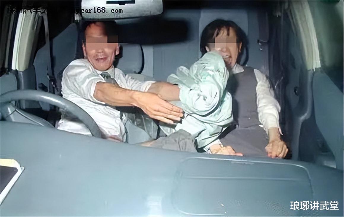 女老板与男员工车内偷欢,因未拉手刹后滑,双双奔赴黄泉。