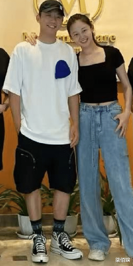 苗苗|郑恺夫妇与月子中心工作人员合照，苗苗产子不到俩月瘦出小蛮腰