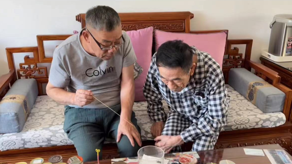 90岁杨少华在天津街头摆摊,坐轮椅穿厚袄清点货物!