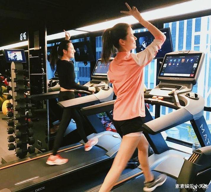 唐诗咏|唐诗咏约黄翠如出海玩，姐妹俩顶着38度烈日在游艇上愉快自拍