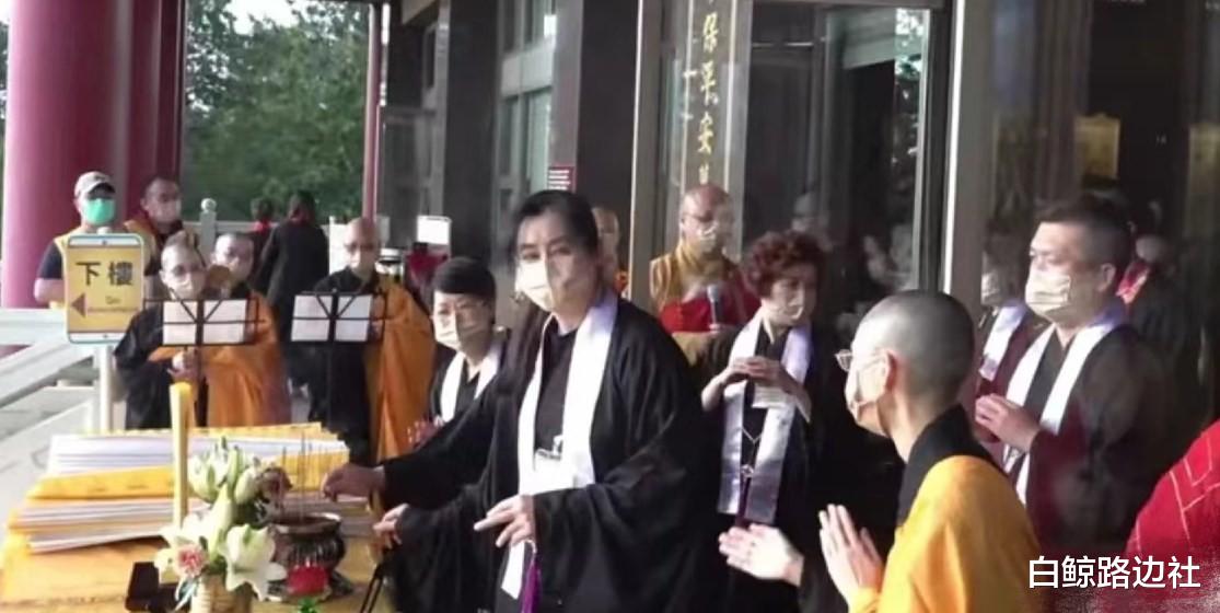 王祖贤|曝55岁王祖贤现身苏州寺庙三课不落！身材发福脸部圆润，一连坚持了22天