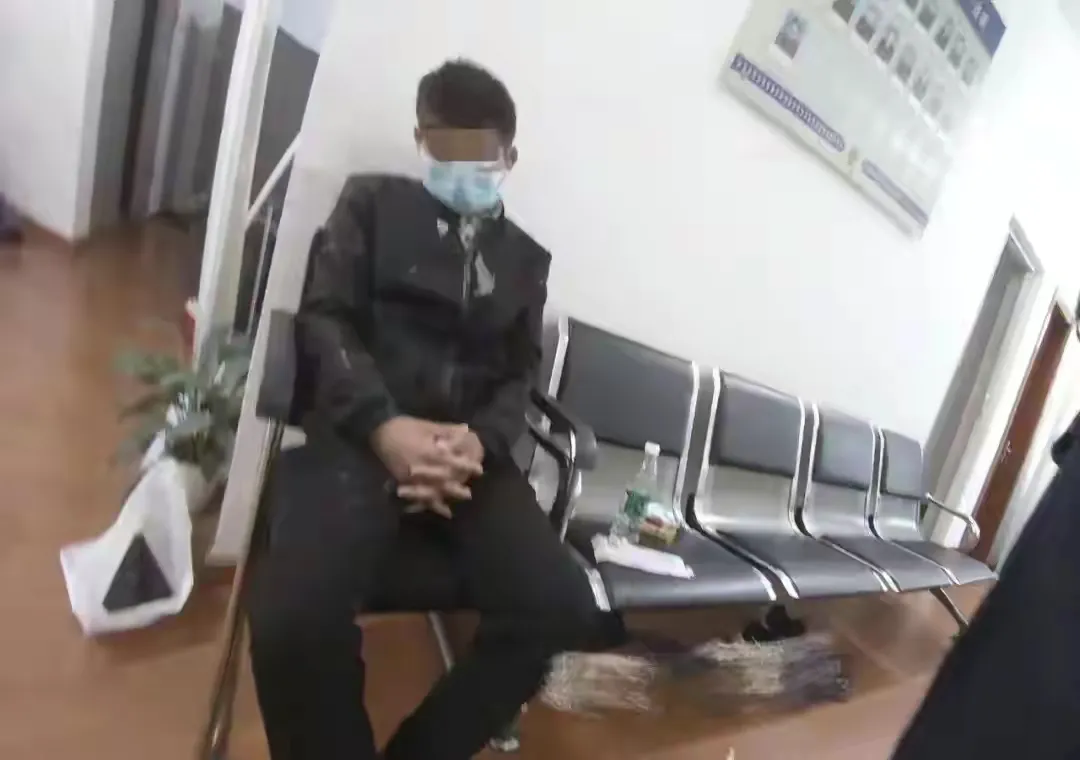 这个小偷酒瘾真大!近日,杭州的王大妈回家后,被家中的景象着实吓了一跳