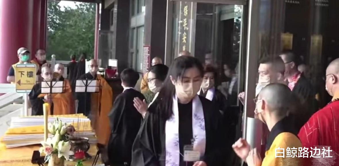 王祖贤|曝55岁王祖贤现身苏州寺庙三课不落！身材发福脸部圆润，一连坚持了22天